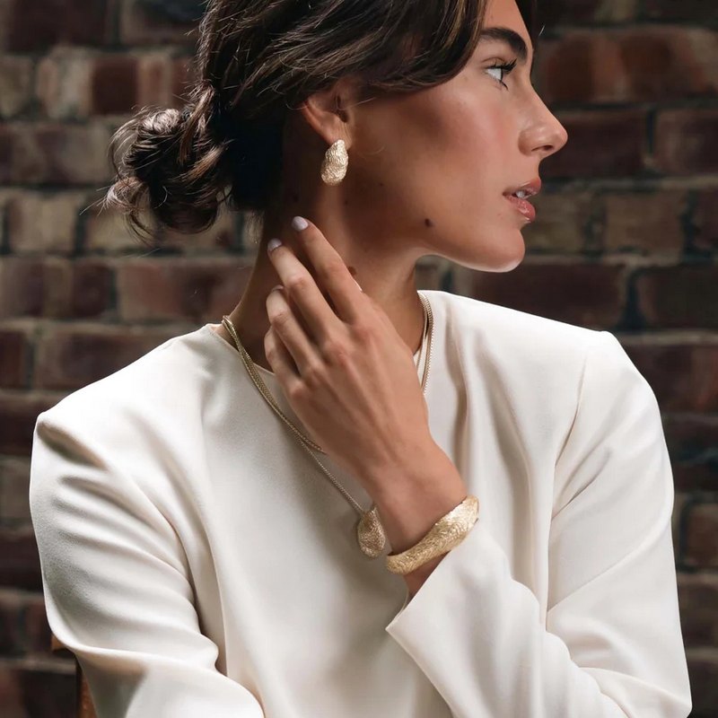 Tutti & Co Cove Bangle Gold
BR653G on model 1