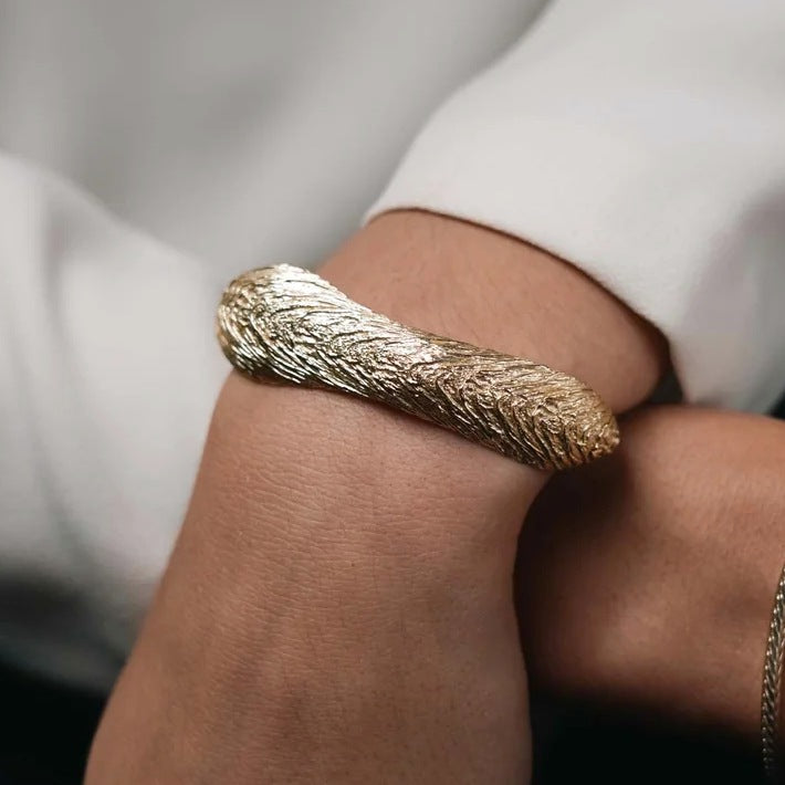 Tutti & Co Cove Bangle Gold
BR653G on model 2