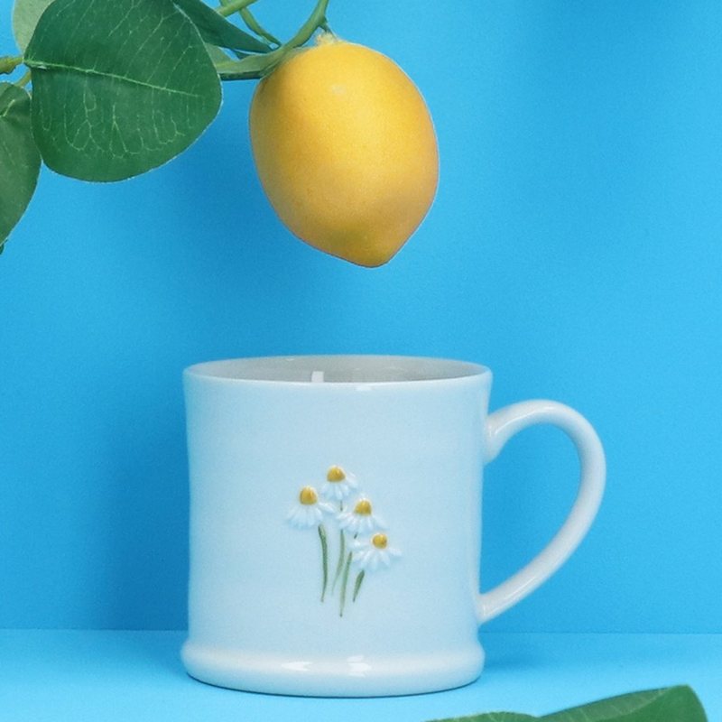 Gisela Graham White Daisies Stoneware Mini Mug 81531 lifestyle