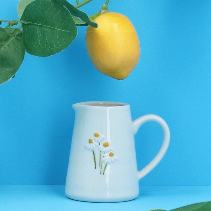 Gisela Graham White Daisies Stoneware Mini Jug 81532 lifestyle