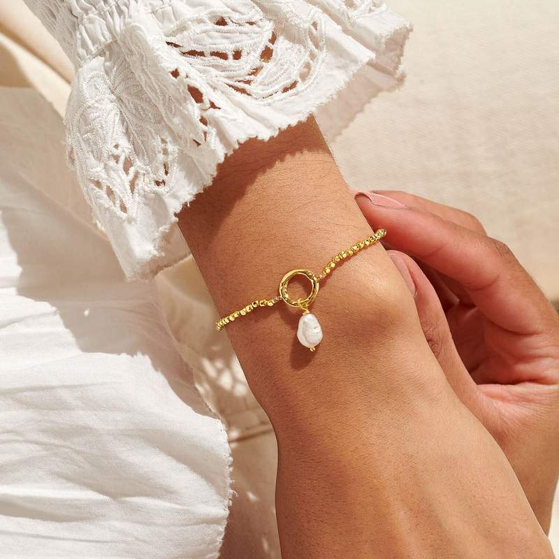 Joma Jewellery Solaria Baroque Pearl Bracelet 7161 on model