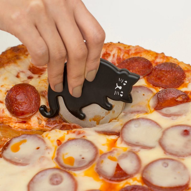 Kikkerland Cat Lovers Pizza Cutter CU308 in use