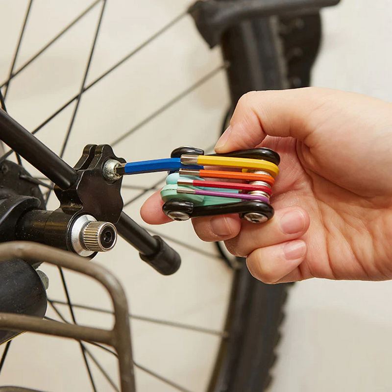 Kikkerland Rainbow 7 in 1 Multitool CD684 lifestyle