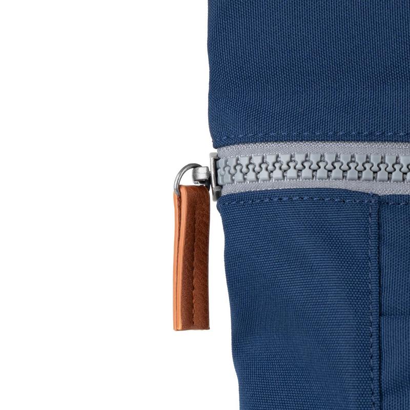 Roka Backpack Finchley A Sustainable Medium Crisp Blue zip detail