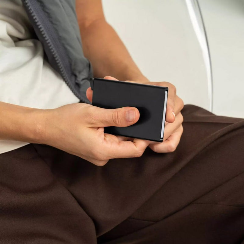 Secrid RFID Cardprotector Black lifestyle