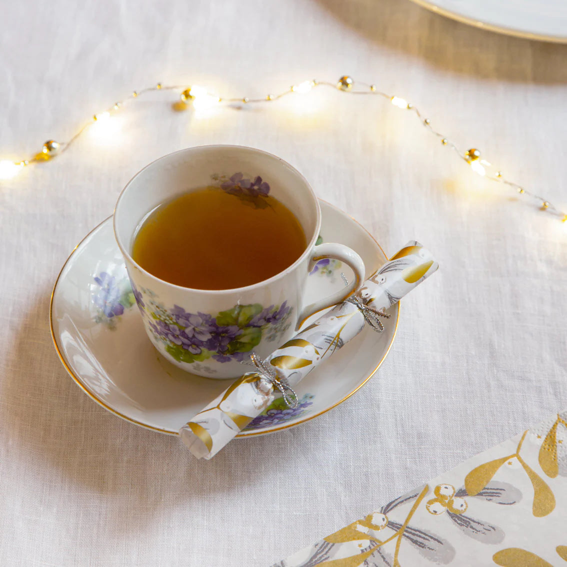 Talking Tables Botanical Mistletoe Mini Saucer Crackers CRACK-MIST-SAUCER lifestyle