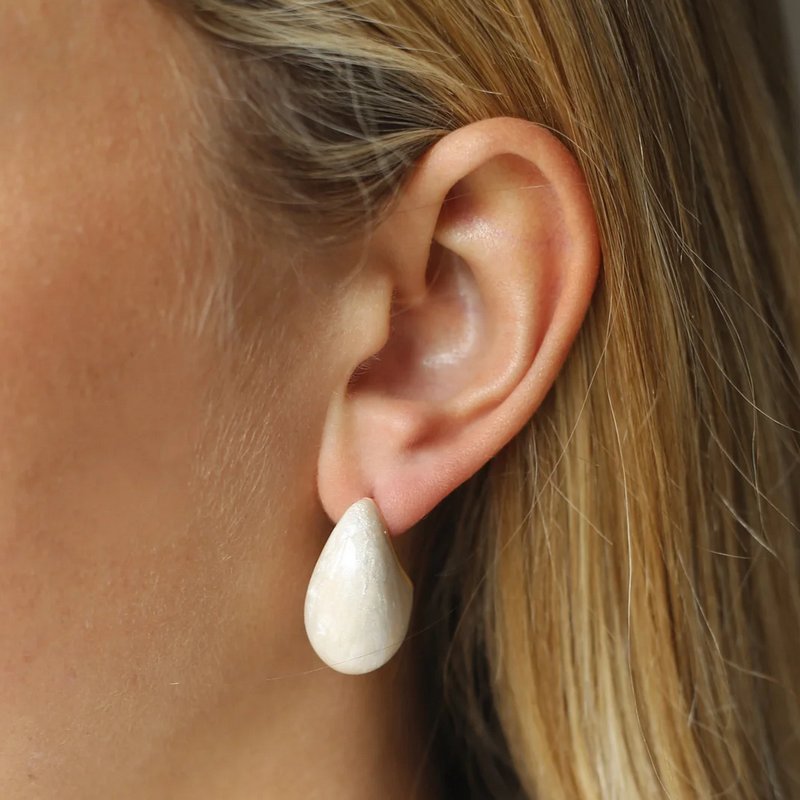 Tutti & Co Hush Earrings Pearl Shimmer Enamel Gold EA620G on model 2