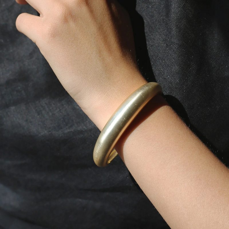 Tutti & Co Jewellery Hush Bangle Gold BR625G on model 3