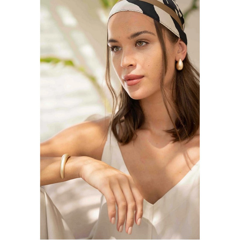 Tutti & Co Jewellery Hush Bangle Gold BR625G on model 4