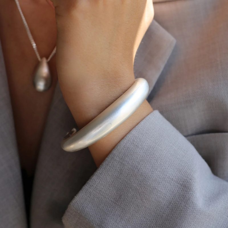 Tutti & Co Jewellery Hush Bangle Silver BR625S on model 1