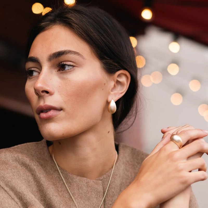 Tutti & Co Jewellery Hush Ring Gold RN328G on model