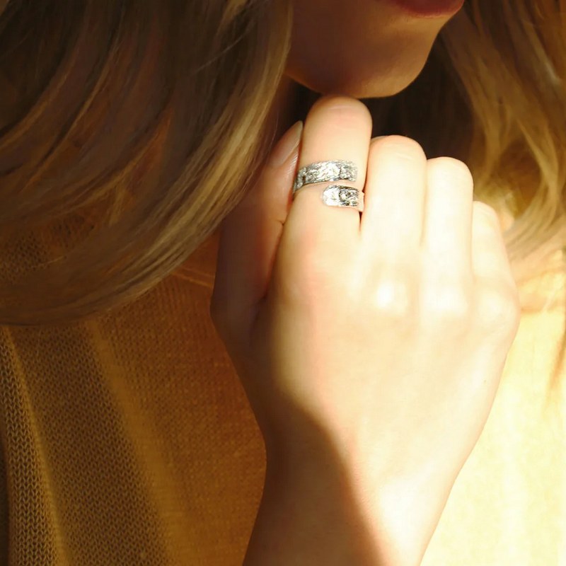 Tutti & Co Jewellery Myth Ring Silver RN319S on model 2
