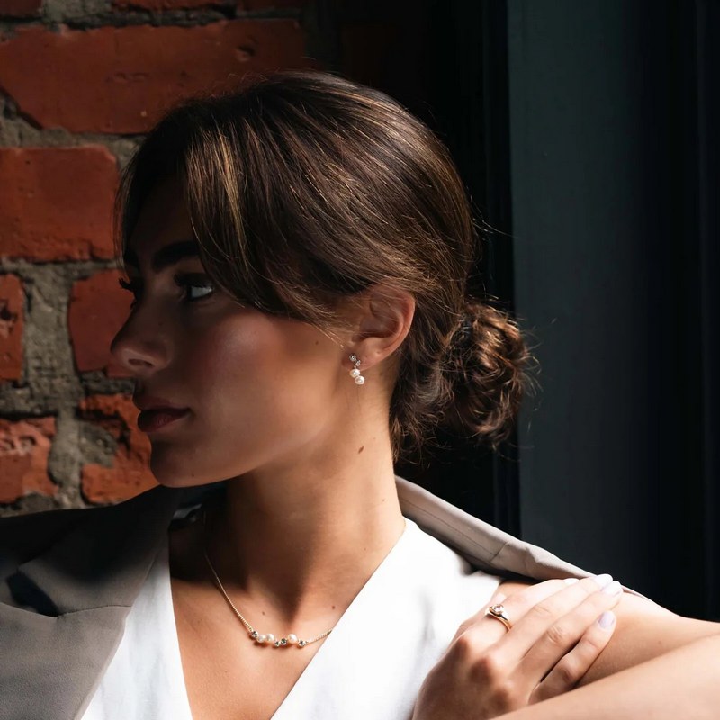 Tutti & Co Oyster Earrings Gold EA650G on model 3