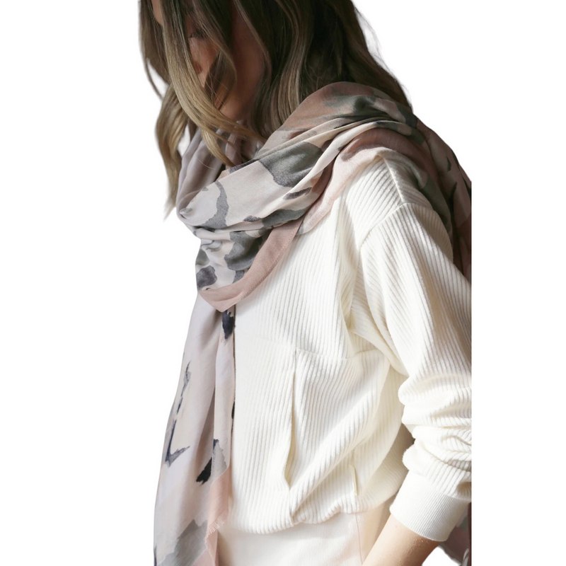 Tutti & Co Wilderness Scarf S370 on model side 1
