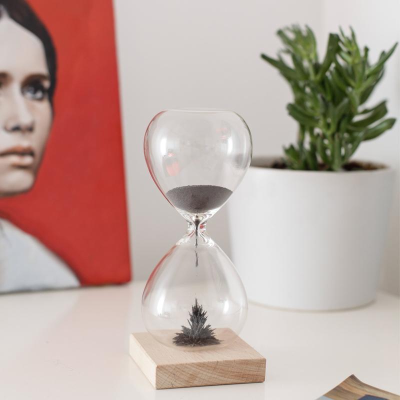Kikkerland Magnetic Sand Hourglass ST05 lifestyle 2