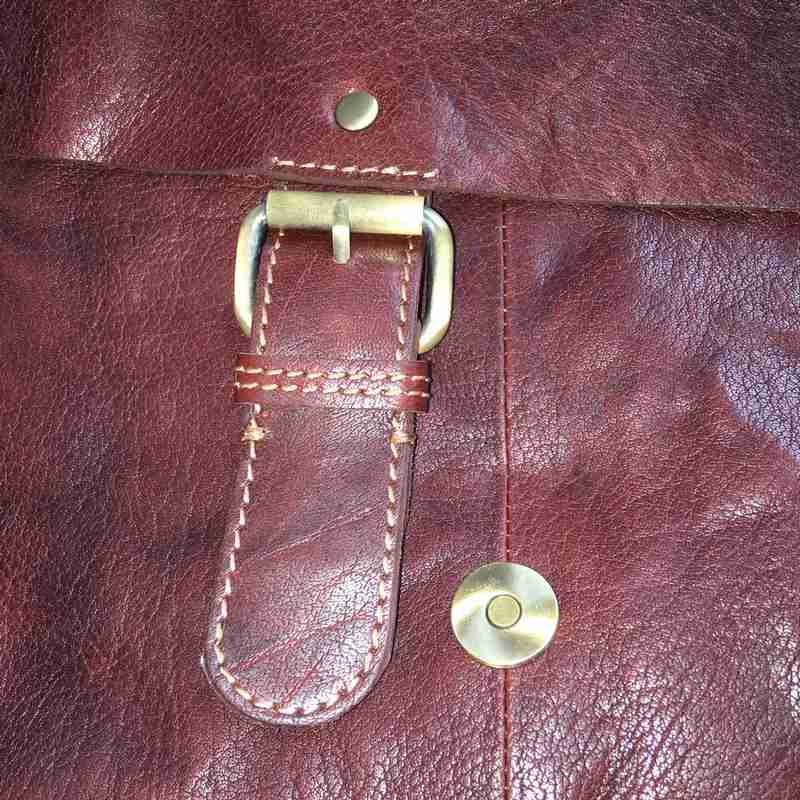 Rowallan Of Scotland Bronco Flap Over Shoulder Bag 31-6512-18 fastening