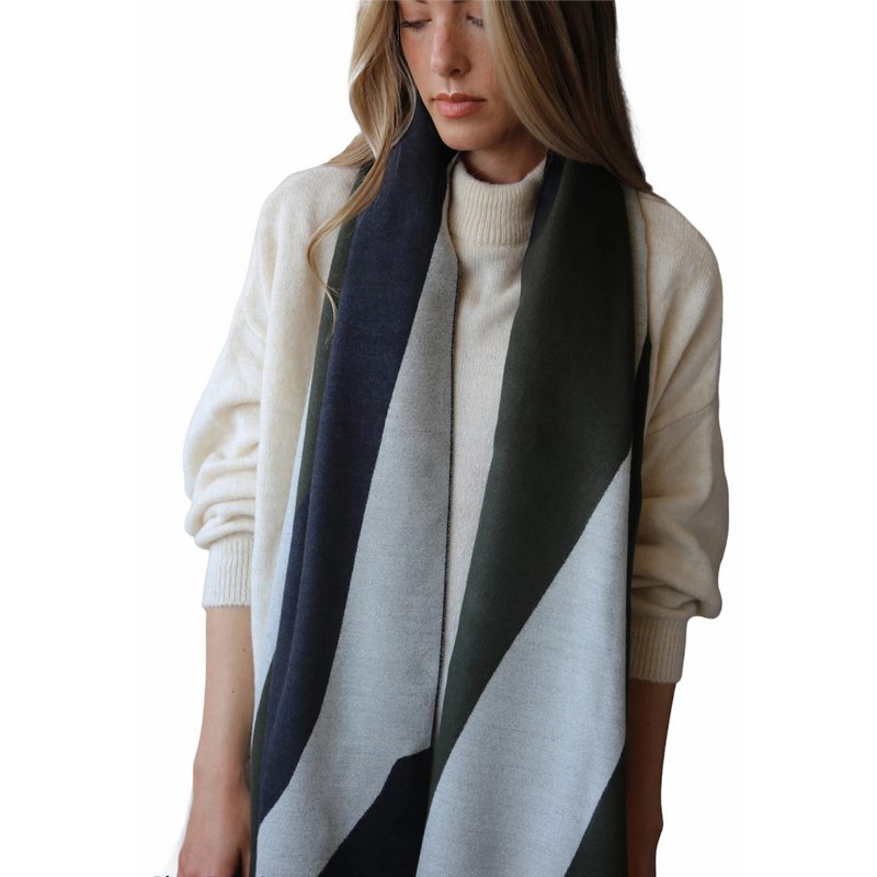 Tutti & Co Alpine Scarf S331 on model