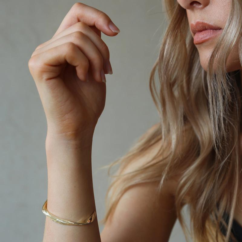 Tutti & Co Aspen Bangle Gold BR521G on model