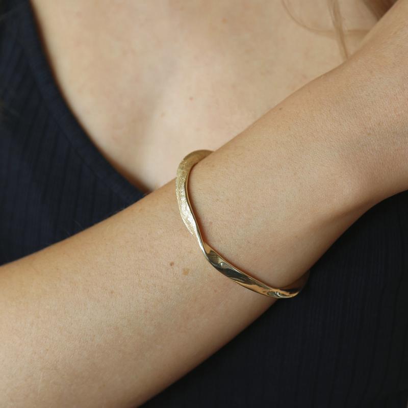 Tutti & Co Aspen Bangle Gold BR521G on model close-up