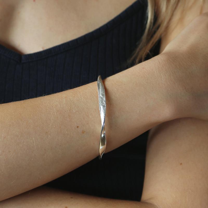 Tutti & Co Aspen Bangle Silver BR521S on model