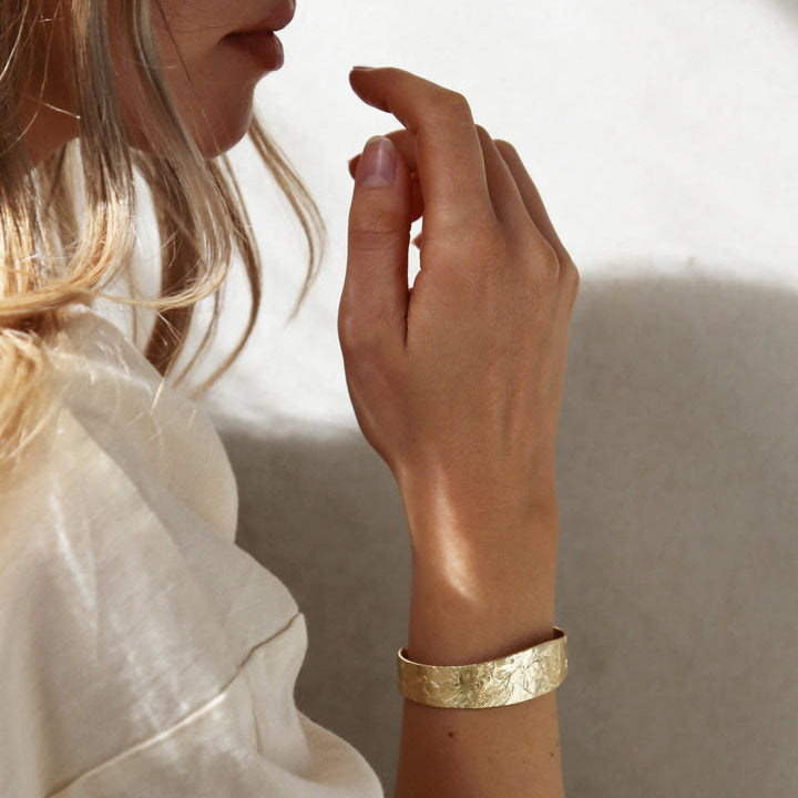 Tutti & Co Cloud Bangle Gold-plated BR535G on model 1