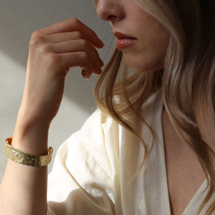 Tutti & Co Cloud Bangle Gold-plated BR535G on model 2