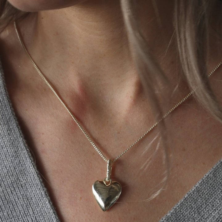 Tutti & Co Courage Necklace Gold Plate NE517G on model smooth side