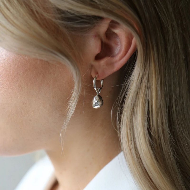 Tutti & Co Horizon Earrings Silver EA485S on model