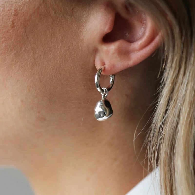 Tutti & Co Horizon Earrings Silver EA485S on model close-up