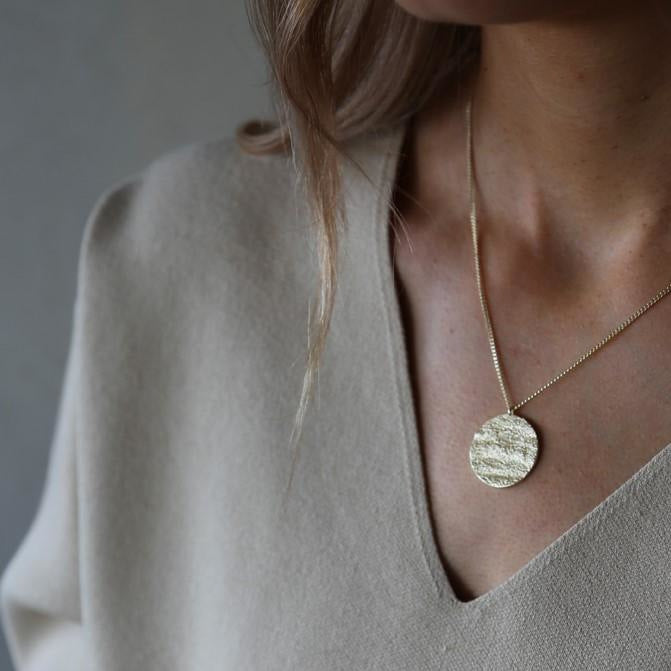 Tutti & Co Hudson Necklace Gold Plate NE520G on model
