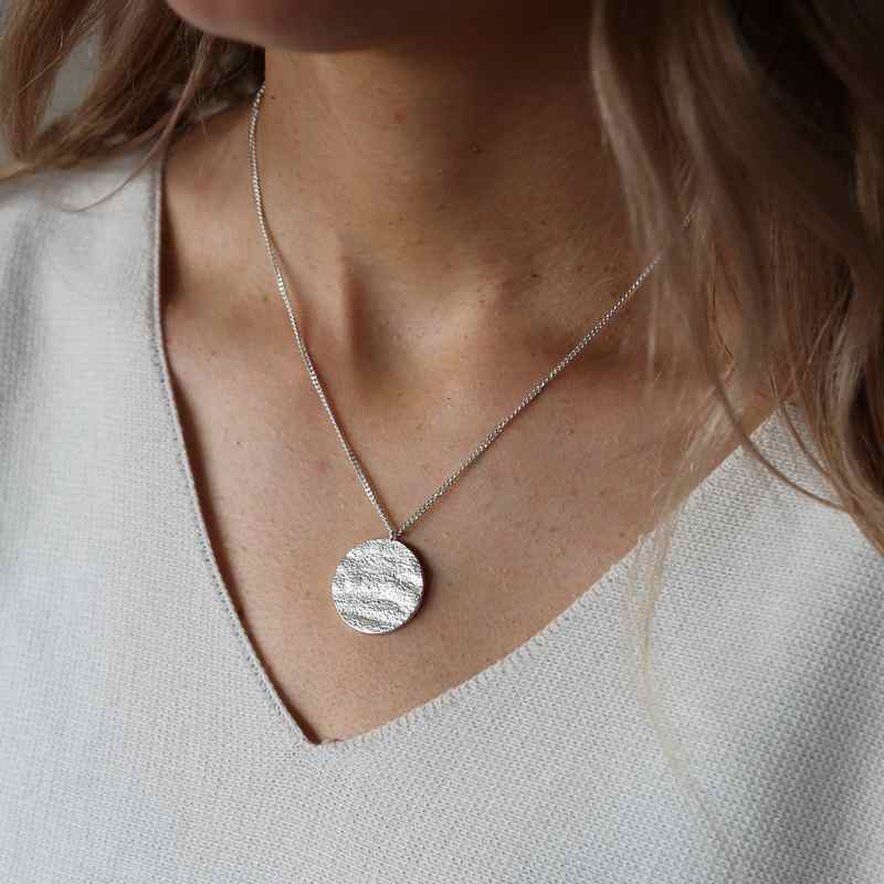 Tutti & Co Hudson Necklace Silver NE520S on model