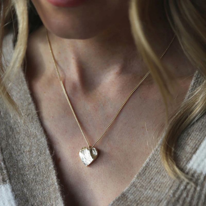 Tutti & Co Jewellery Sweetheart Necklace Gold-plated NE612G on model