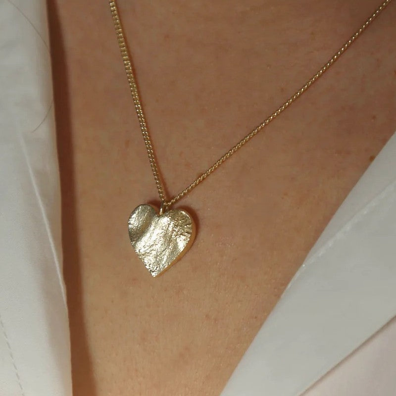 Tutti & Co Jewellery Sweetheart Necklace Gold-plated NE612G on model close-up