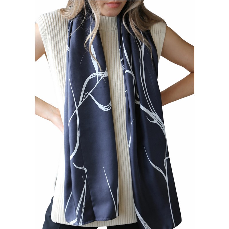 Tutti & Co Mist Scarf S327 on model 2