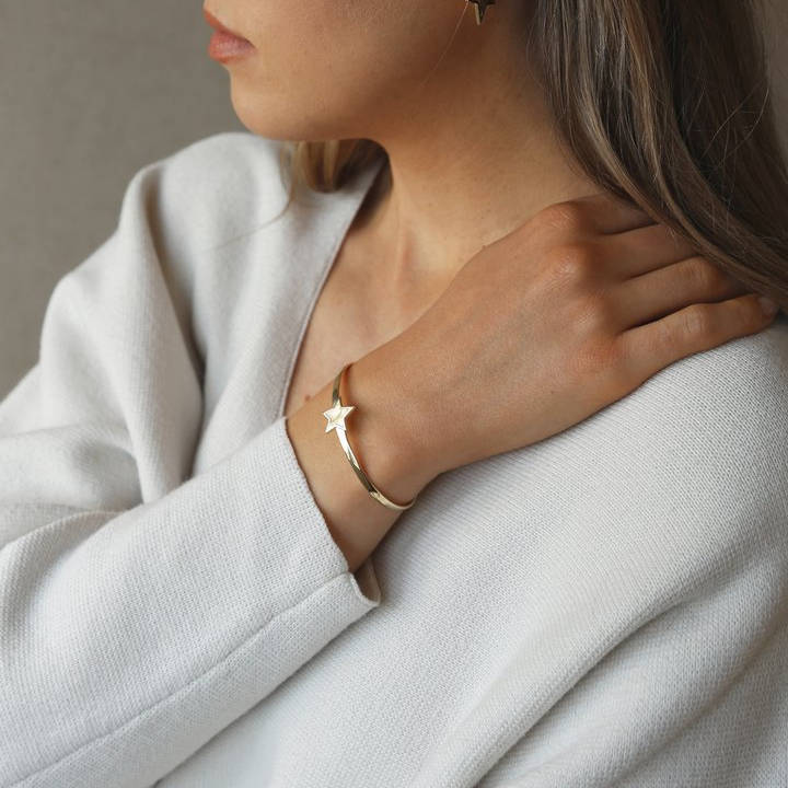 Tutti & Co Nova Bangle Gold BR537G on model