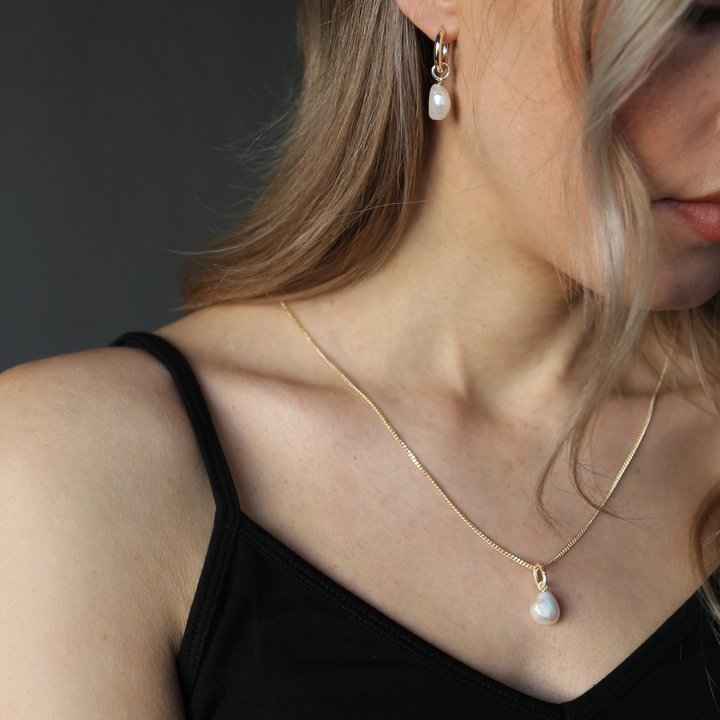 Tutti & Co Pearl Necklace Gold NE526G on model 2