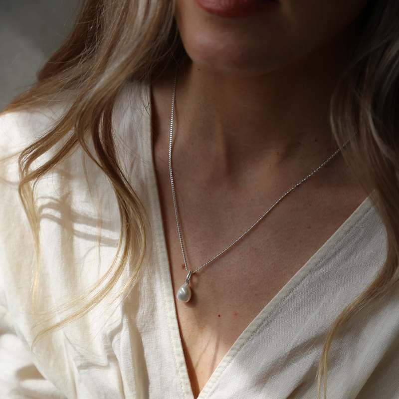 Tutti & Co Pearl Necklace Silver NE526S on model