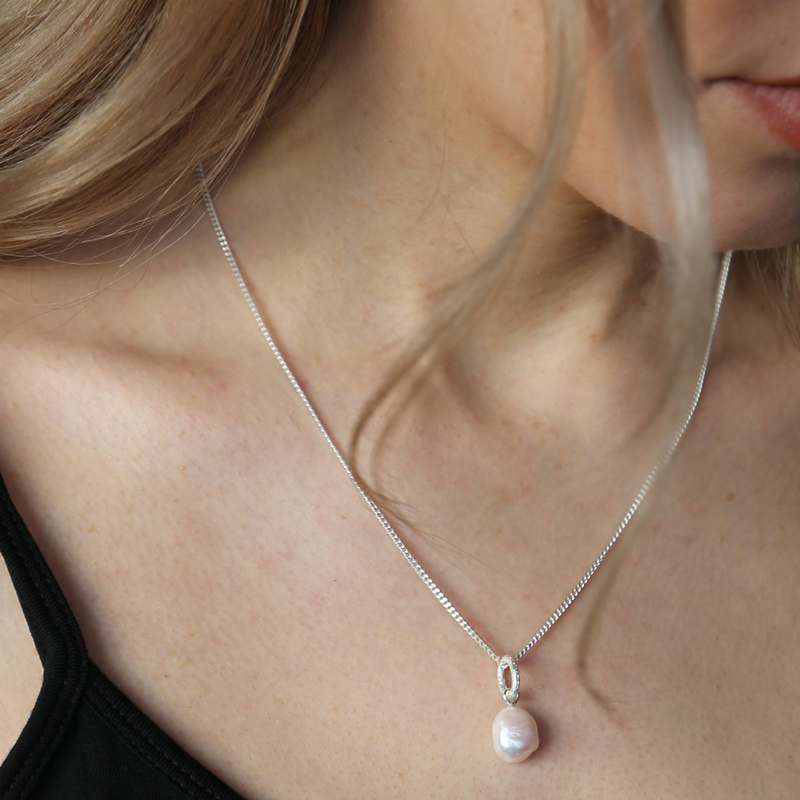 Tutti & Co Pearl Necklace Silver NE526S main on model 2