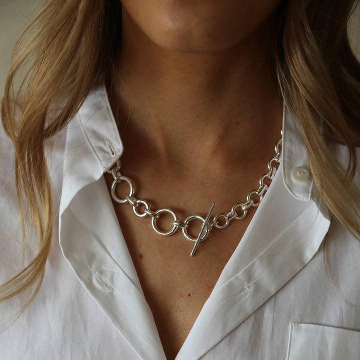 Tutti & Co Revive Necklace Silver Plate NE536S on model 2
