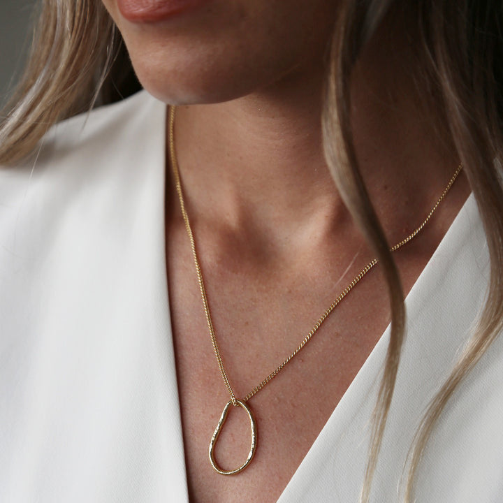 Tutti & Co Vision Necklace Gold NE534G on model