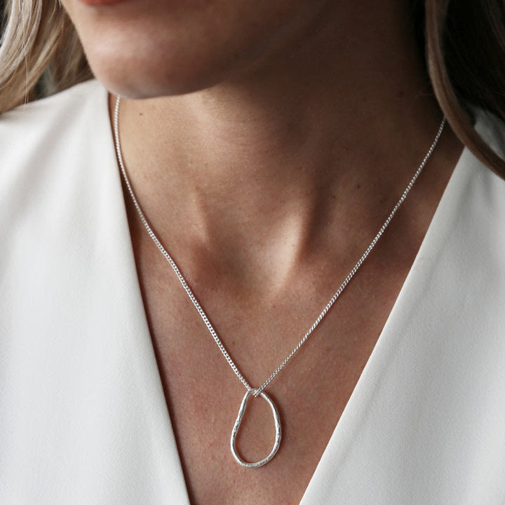 Tutti & Co Vision Necklace Silver NE534S on model