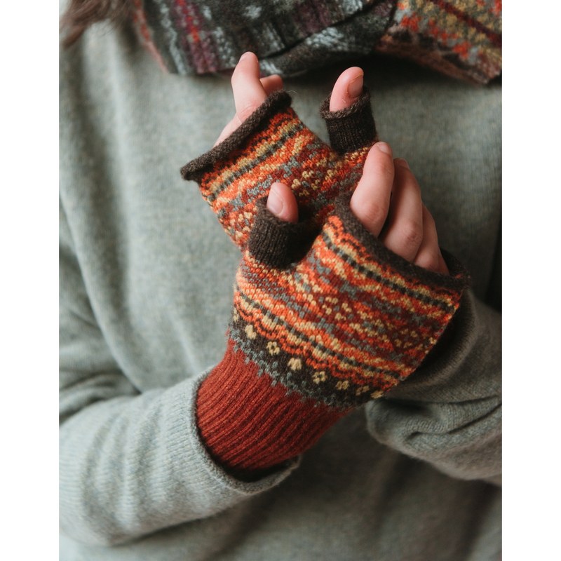 Eribe Knitwear Alloa Open Mitt in Braemar-Oakley on model front