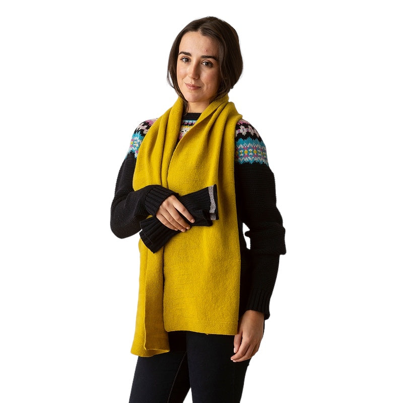 Eribe Knitwear Corry Merino Scarf in Picallili on model 1