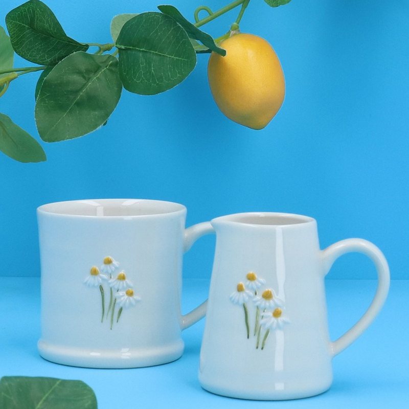 Gisela Graham White Daisies Stoneware Mini Jug 81532 lifestyle 2