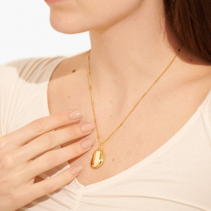 Joma Jewellery 6382 My Moments Gold Pebble Locket on model