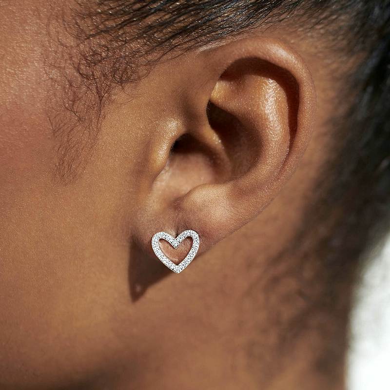 Joma Jewellery Lila Heart Earring Duo 5913 on model