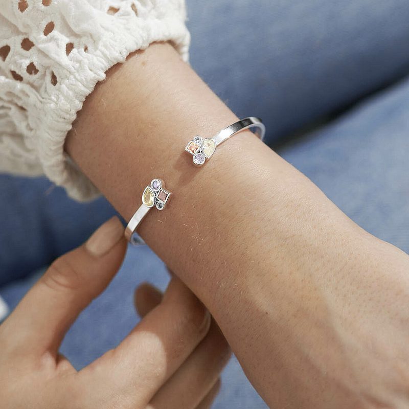 Joma Jewellery Radiant Treasures Bangle 5835 on model