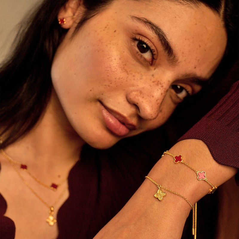 Joma Jewellery Signature Clover Collection Red Clover Bracelet Gold 10576 on model 2