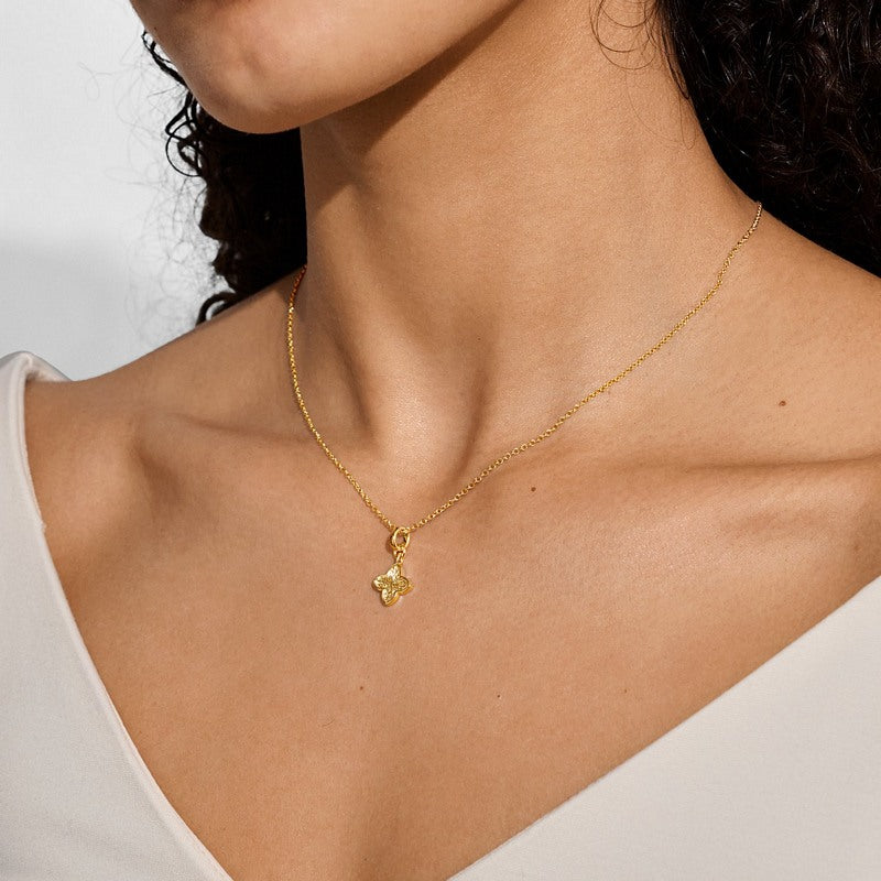Joma Jewellery Signature Clover Collection Textured Clover Necklace Gold 10581 on model 1