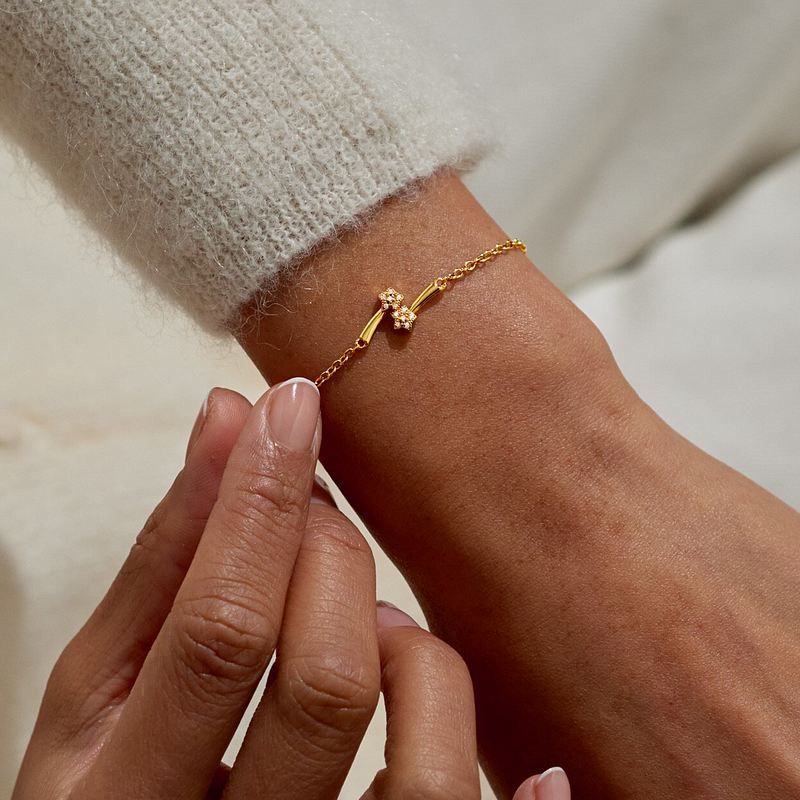 Joma Jewellery Style Stories Stars Bracelet Gold Plate 9207 on model